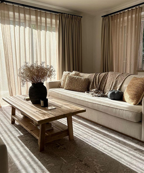 Contrasting colors that enhance modern curtain designs for living rooms